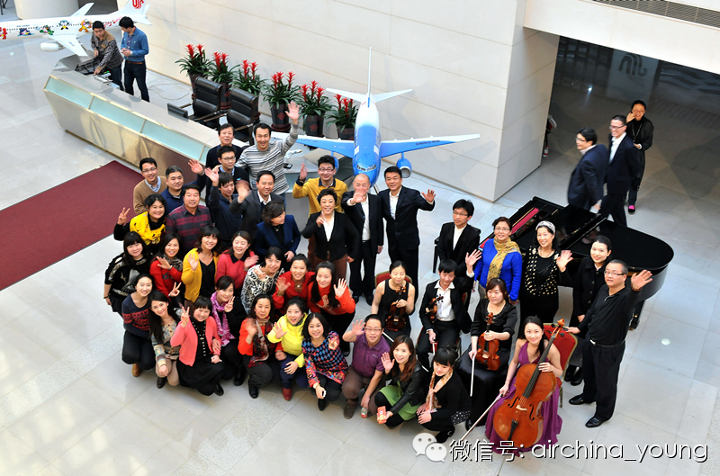 今天下午，国航总部大楼上演了一场中国雅歌音乐会。且看小团的最新报道——